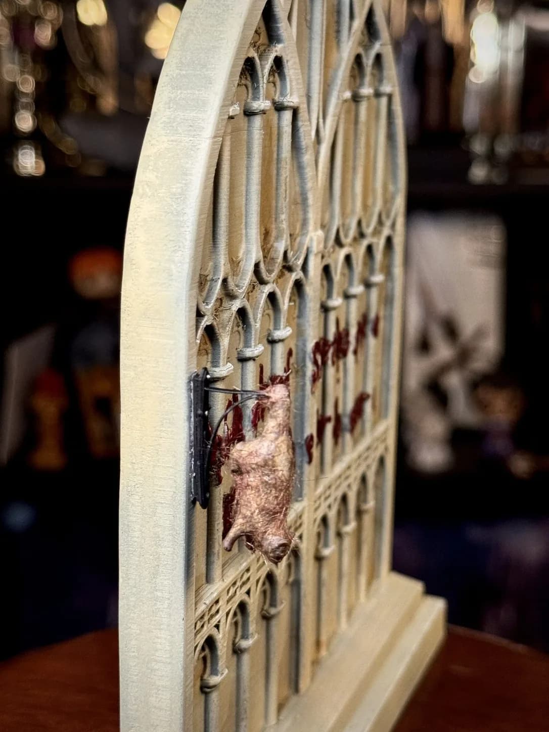 Diorama der geheimen Wand mit leuchtenden Buchstaben — Die Kammer des Schreckens: die Botschaft, die Legende und die versteinerte Katze