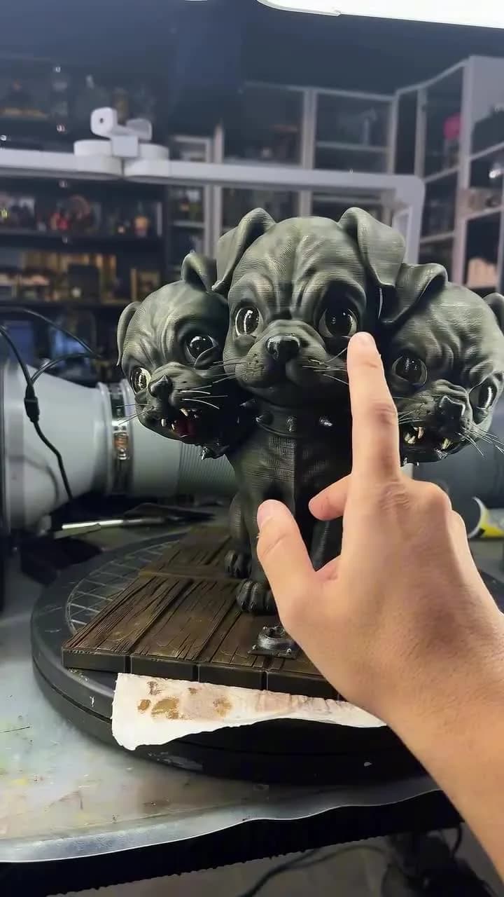 Diorama Dreiköpfiger Hund — Fluffy, der Wächter der Falltür: ein Diorama auf Bestellung