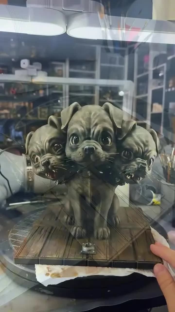 Diorama Dreiköpfiger Hund — Fluffy, der Wächter der Falltür: ein Diorama auf Bestellung