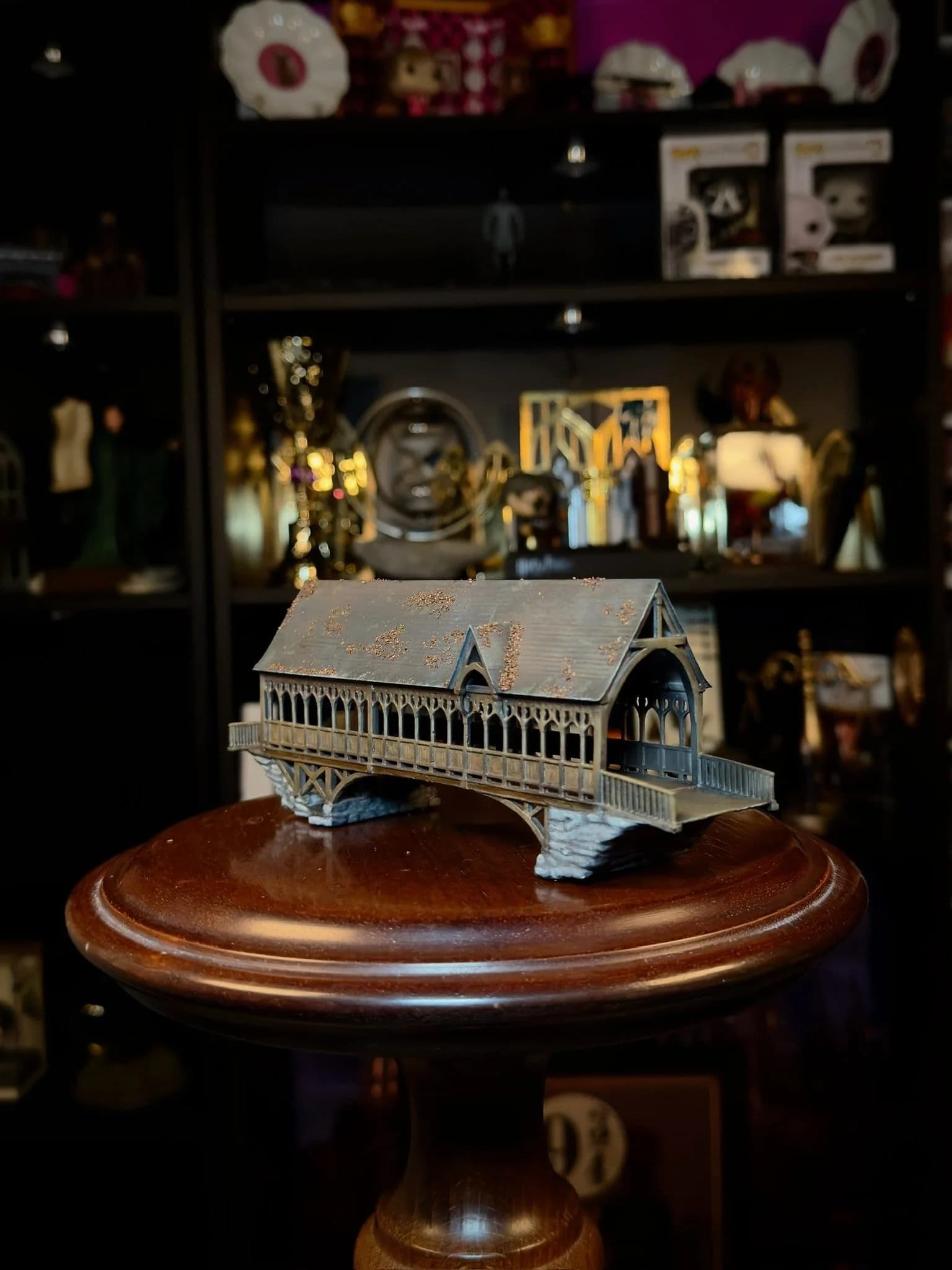 Brücke des magischen Schlosses — Die Hogwarts-Brücke: so wird ein detailreiches Stück bemalt, in 5 Schritten