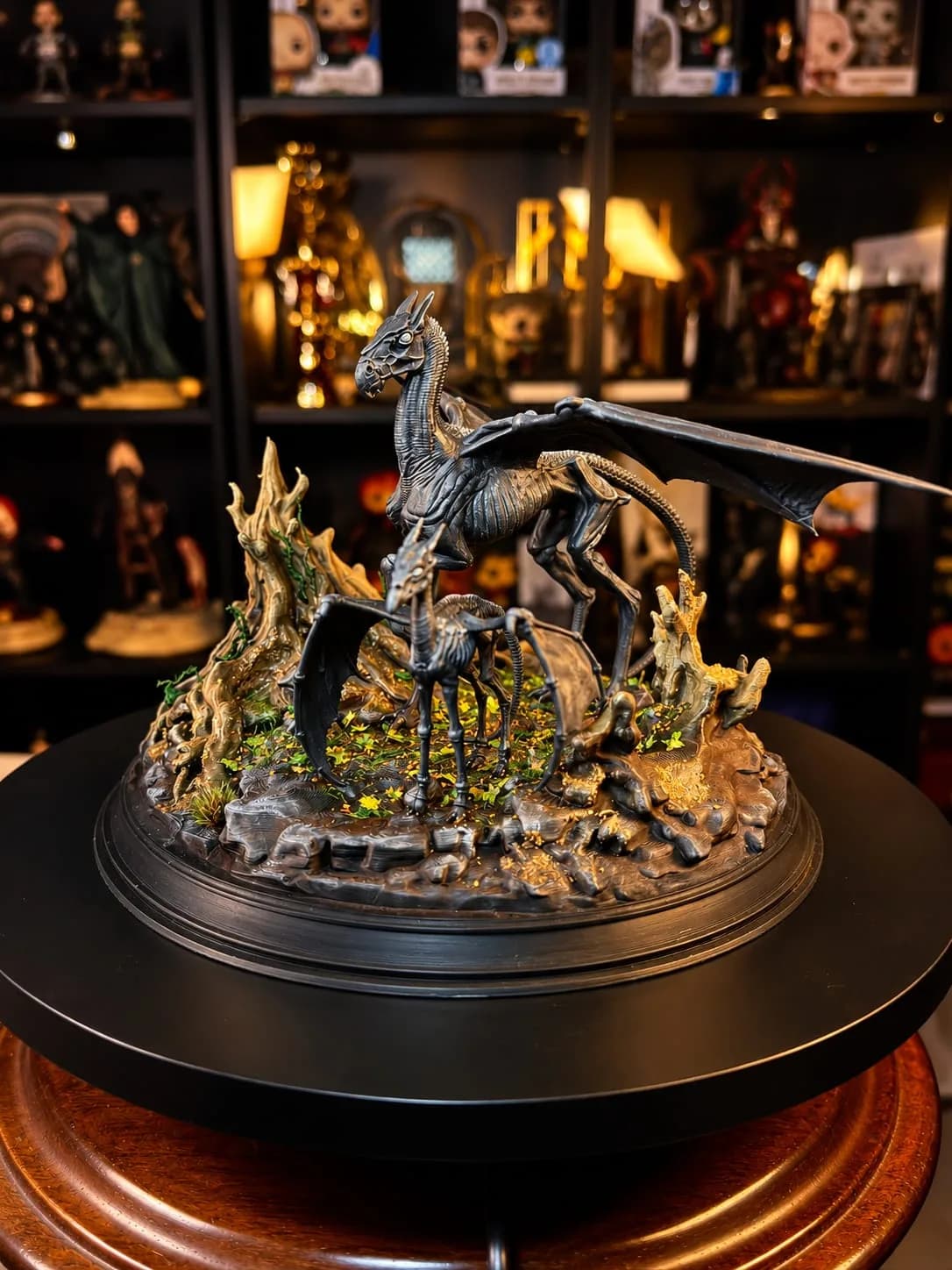 Diorama de Criatura Alada com a sua Cria — Testrálios: a criatura que só alguns conseguem ver