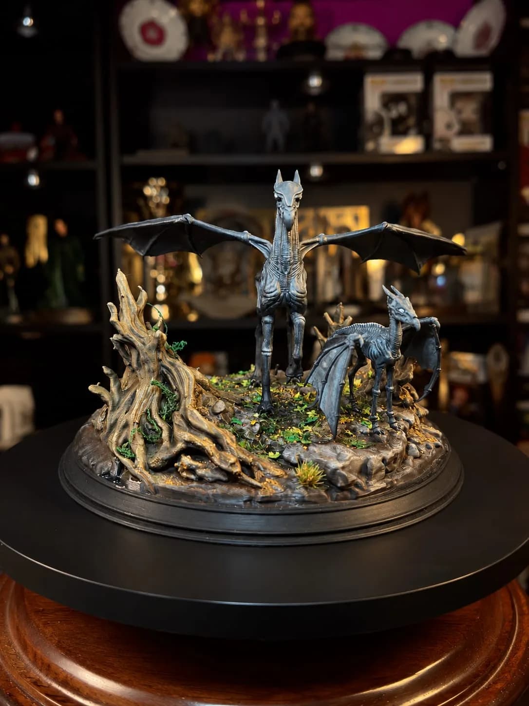 Diorama de Criatura Alada com a sua Cria — Testrálios: a criatura que só alguns conseguem ver