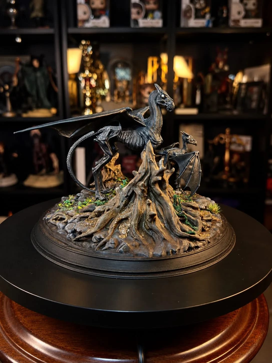 Diorama de Criatura Alada com a sua Cria — Testrálios: a criatura que só alguns conseguem ver
