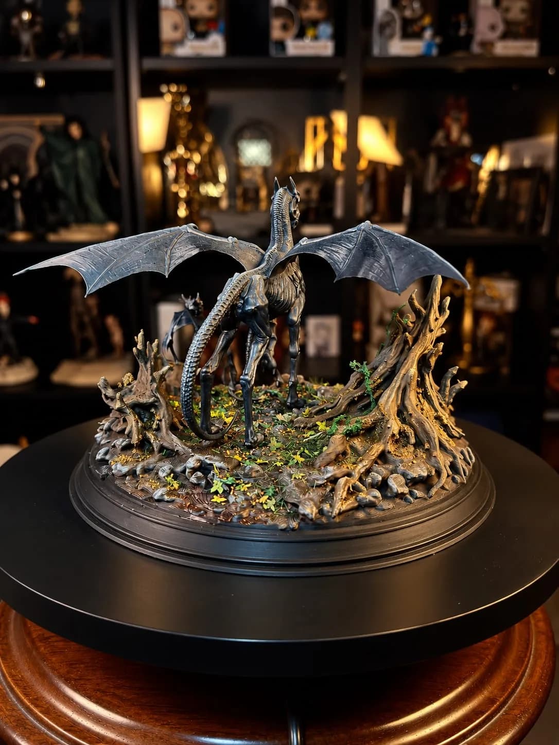 Diorama de Criatura Alada com a sua Cria — Testrálios: a criatura que só alguns conseguem ver