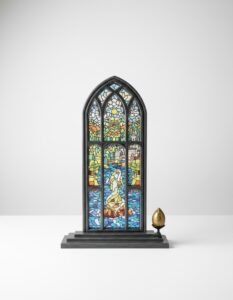 Vidriera de sirena con huevo dorado