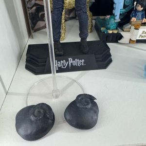 Piedras lanzadas por la joven bruja