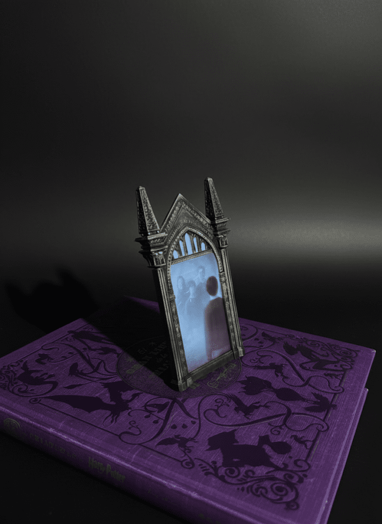 Figura del mundo mágico espejo con reflejo 2