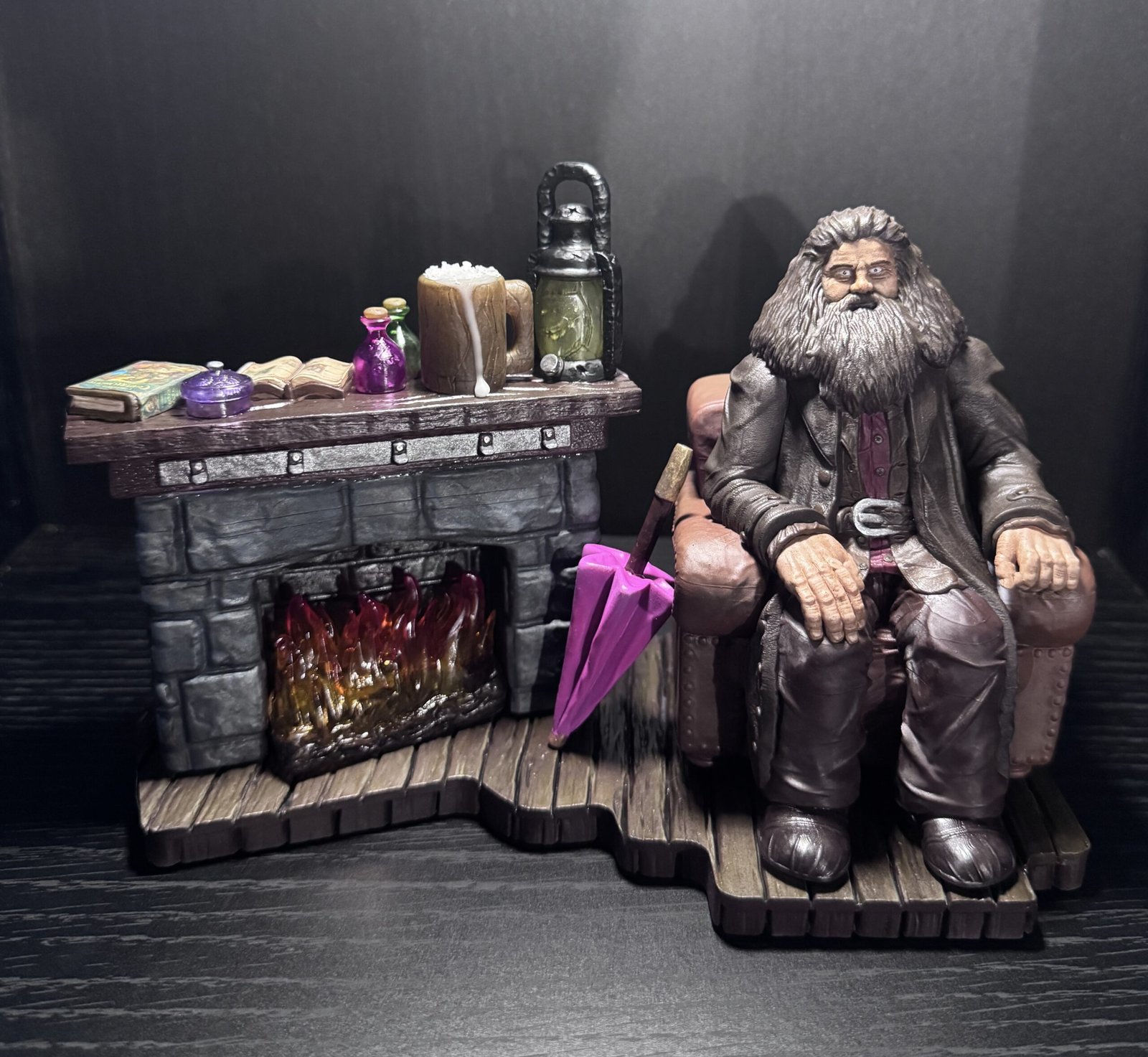 Figura del mundo mágico Guardabosques en su cabaña 3