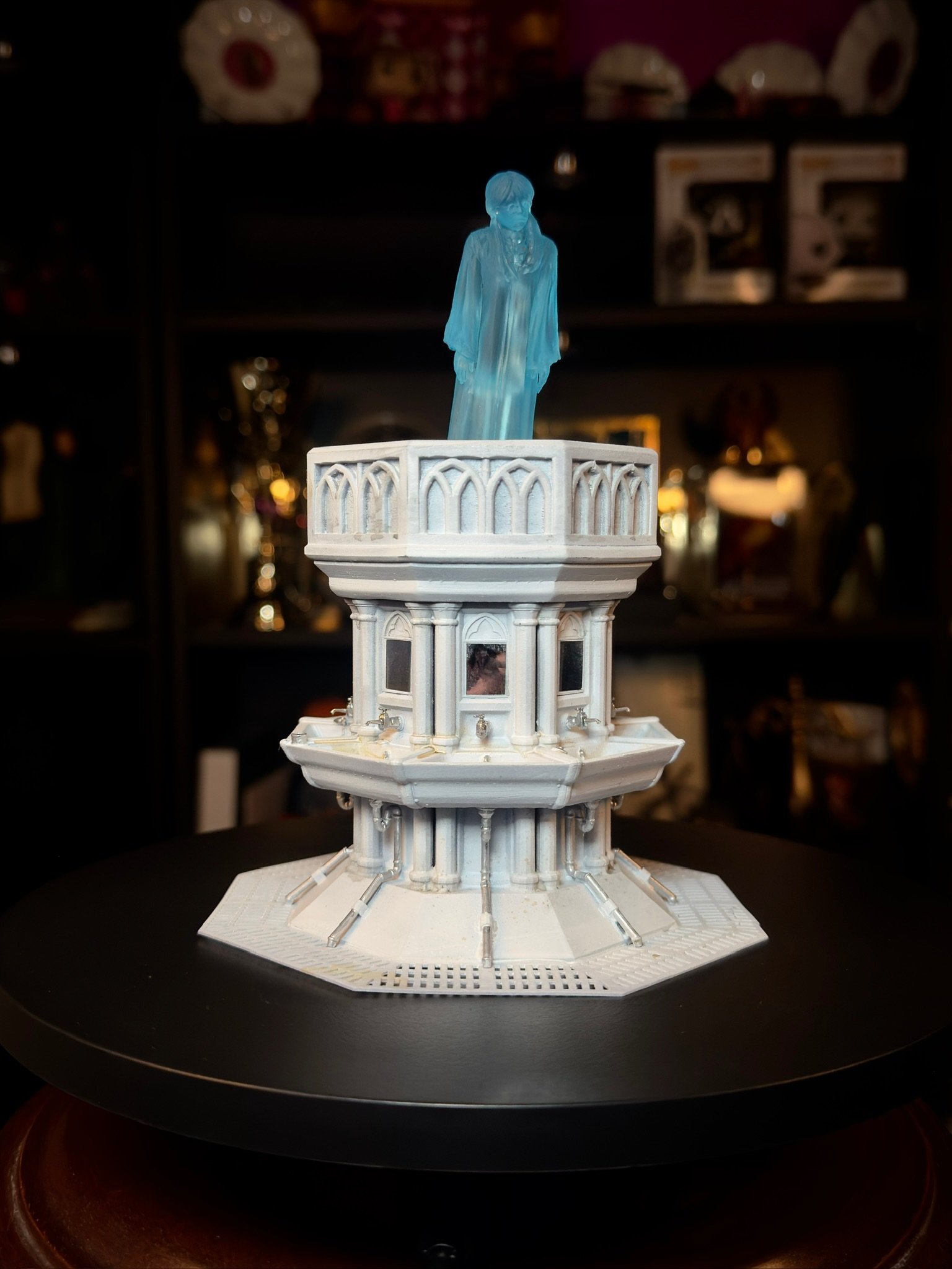 Diorama artesanal del baño de Myrtle la Llorona